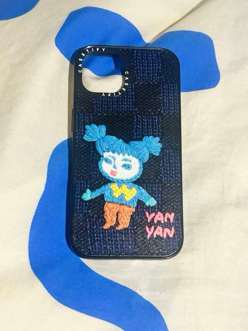 YAN YAN 刺繍 iPhone 13用ケース ネイビー