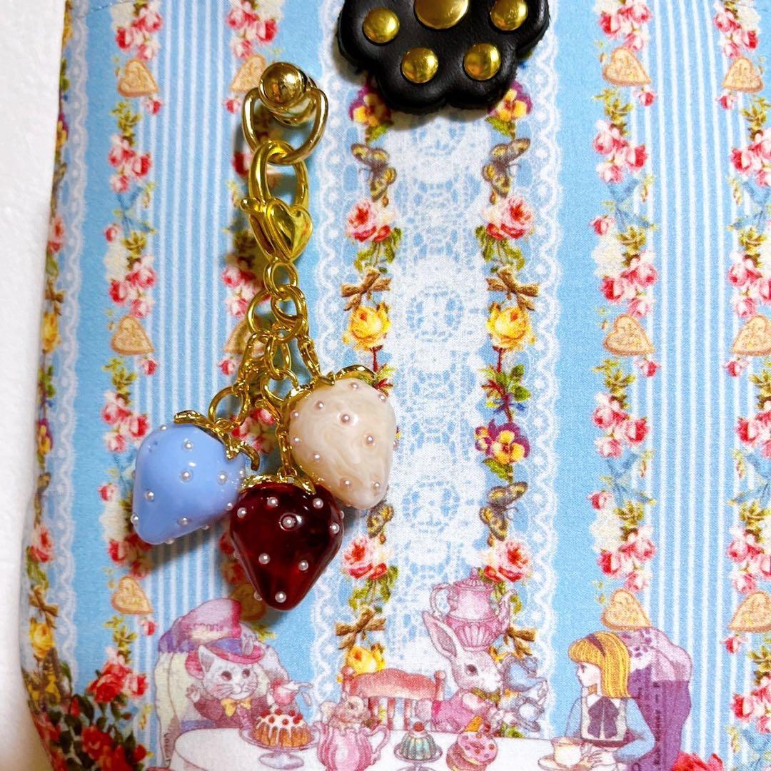 ジョリーフルール♡アリスのお茶会ブルー　ラウンドバッグ　いちごチャーム付き