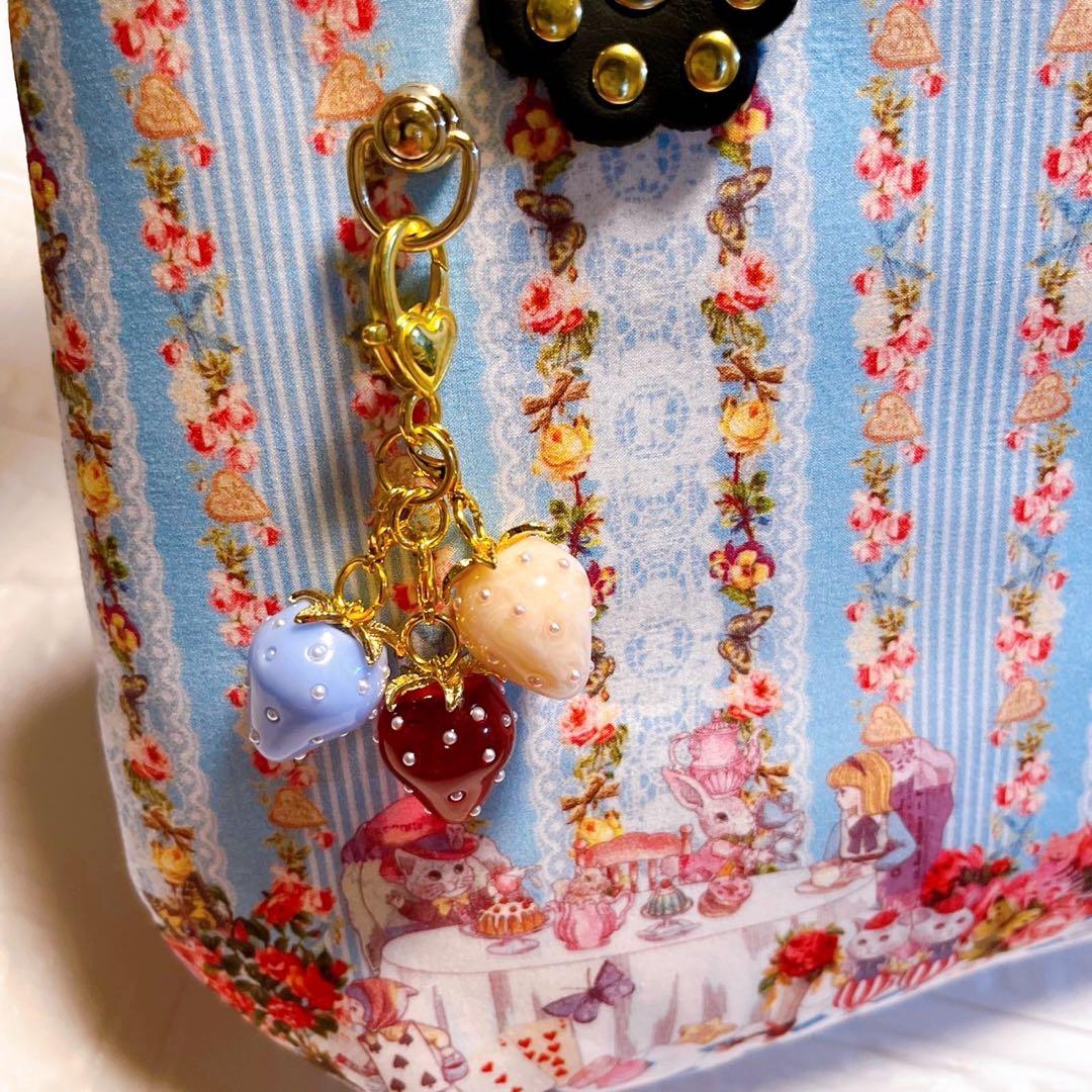 ジョリーフルール♡アリスのお茶会ブルー　ラウンドバッグ　いちごチャーム付き
