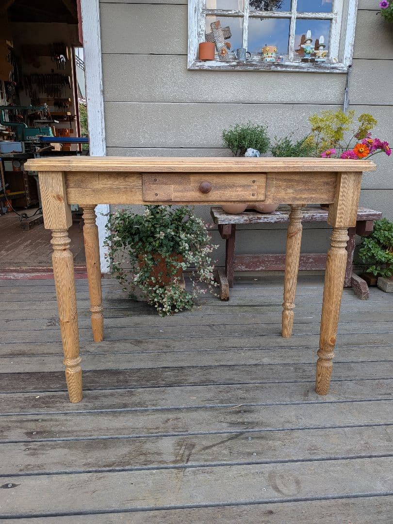 ろくろ脚の引き出し付きテーブル