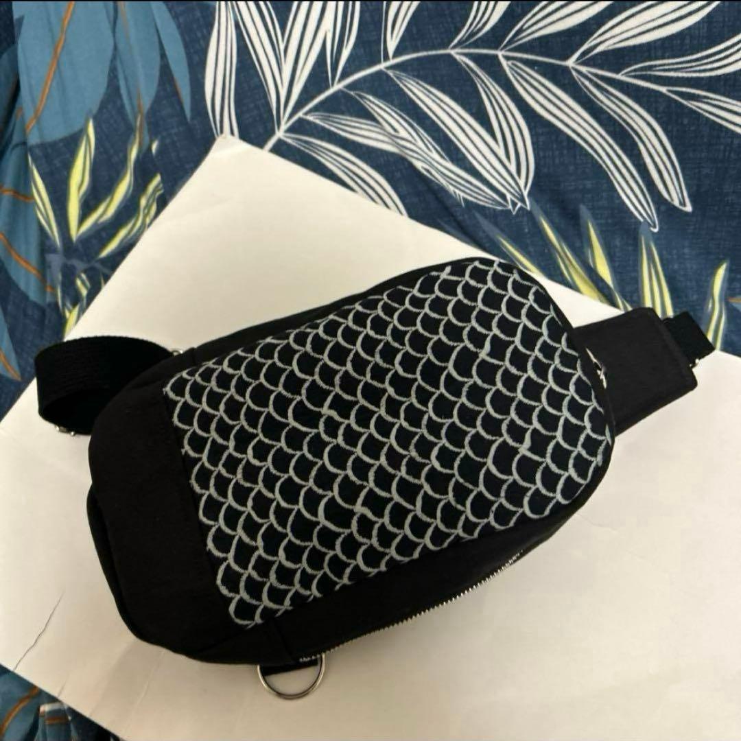 ミナペルホネン　ハンドメイド　BOXタイプボディバッグ マーメイドネイビー