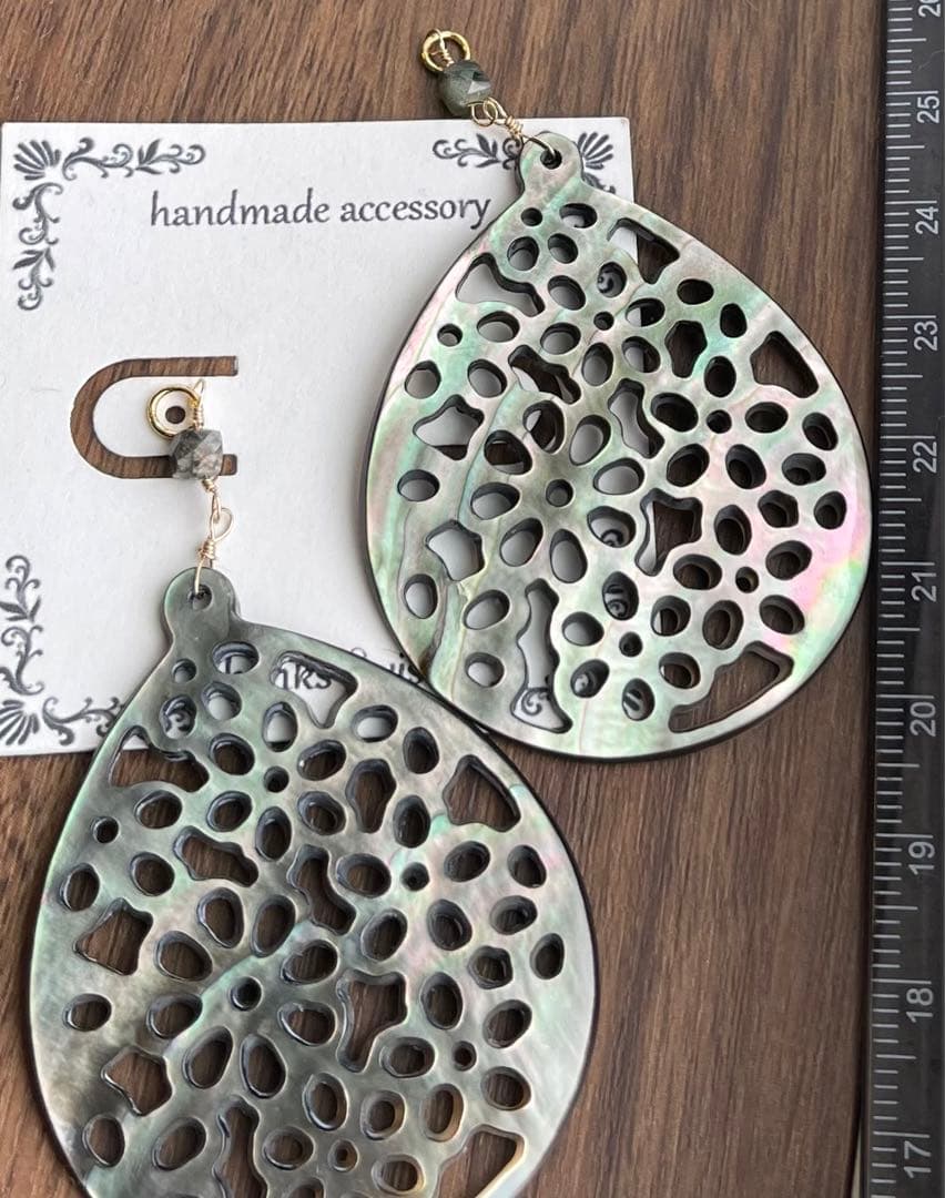 1点のみ 大ぶり·͜· ︎︎ブラックマザーオパールカービングピアスチャーム