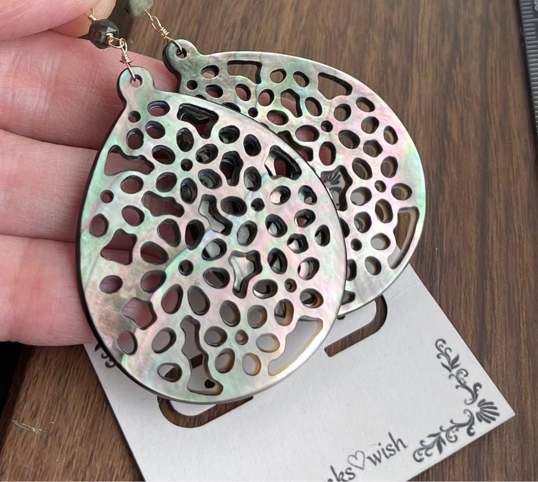 1点のみ 大ぶり·͜· ︎︎ブラックマザーオパールカービングピアスチャーム