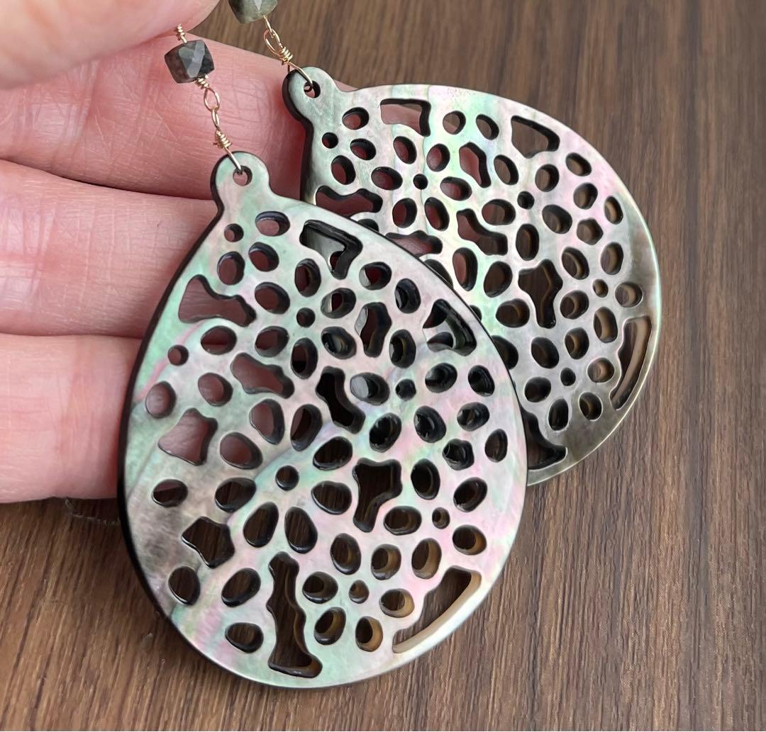 1点のみ 大ぶり·͜· ︎︎ブラックマザーオパールカービングピアスチャーム