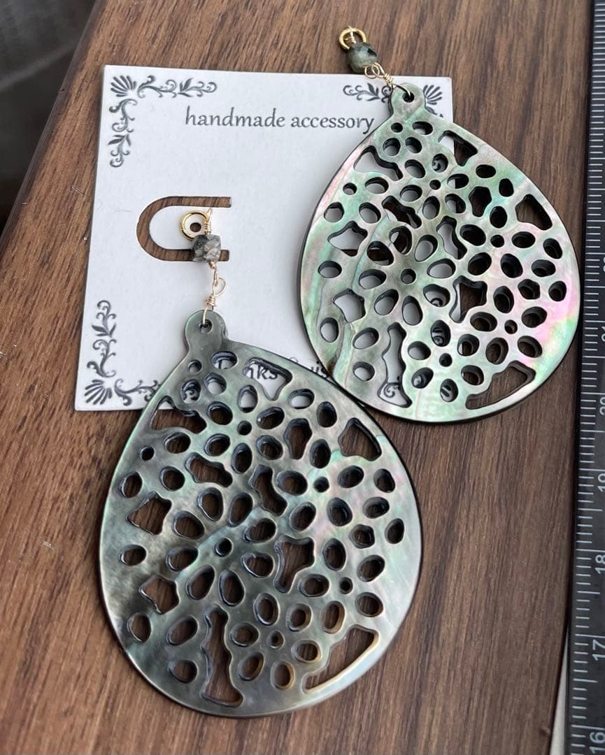 1点のみ 大ぶり·͜· ︎︎ブラックマザーオパールカービングピアスチャーム