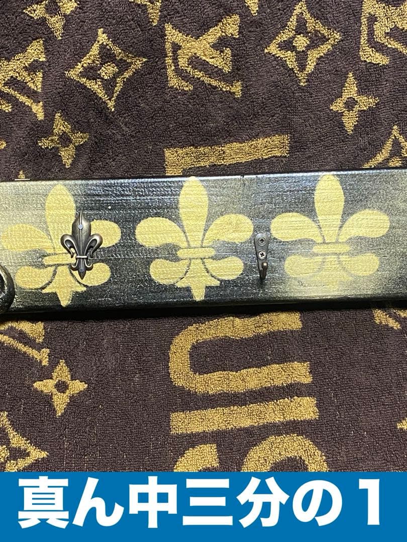 ゴシック♦️百合紋章エンブレム 壁掛け ハンガーラック♦️杉♦️黒＆金♦️未使用♦️送料込