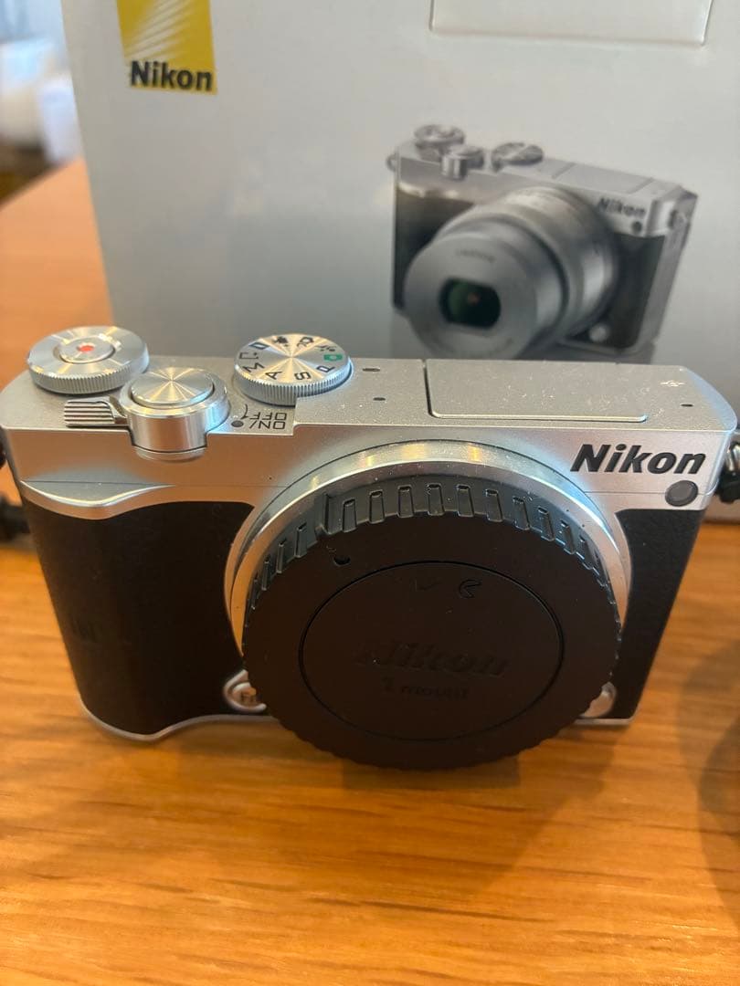 Nikon J5 シルバー本体、レンズ3本、バッテリー2個付き