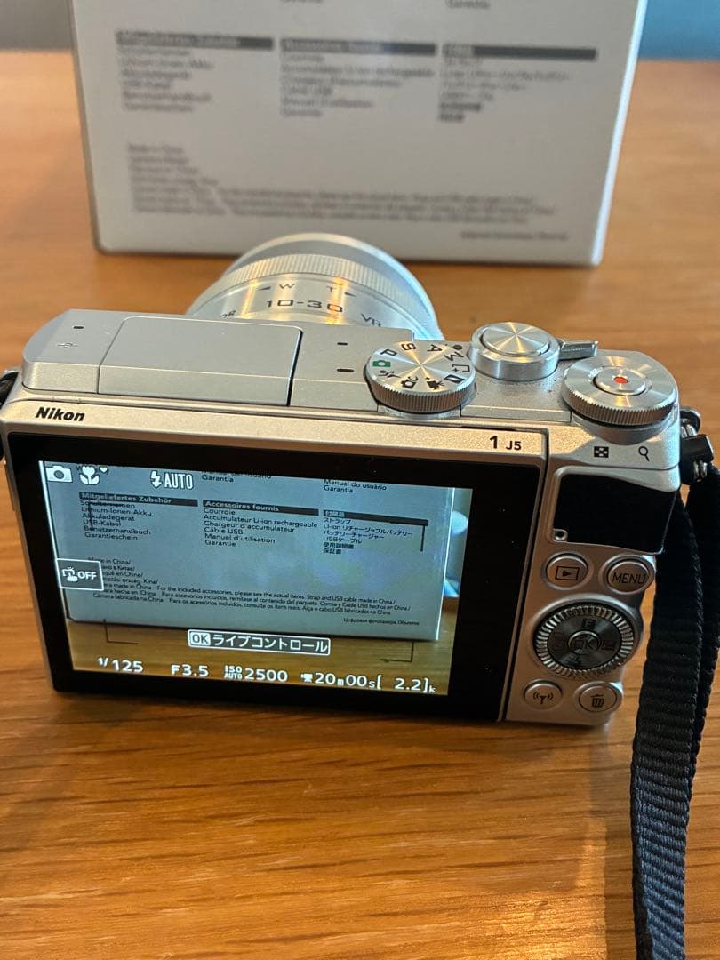 Nikon J5 シルバー本体、レンズ3本、バッテリー2個付き