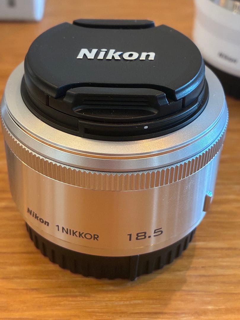 Nikon J5 シルバー本体、レンズ3本、バッテリー2個付き
