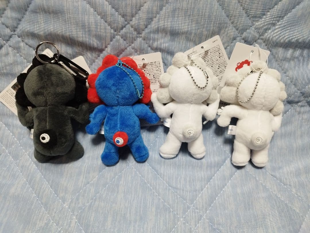 ミャクミャク カラビナ ボールチェーンマスコット ブラック 黒 座 ホワイト 白