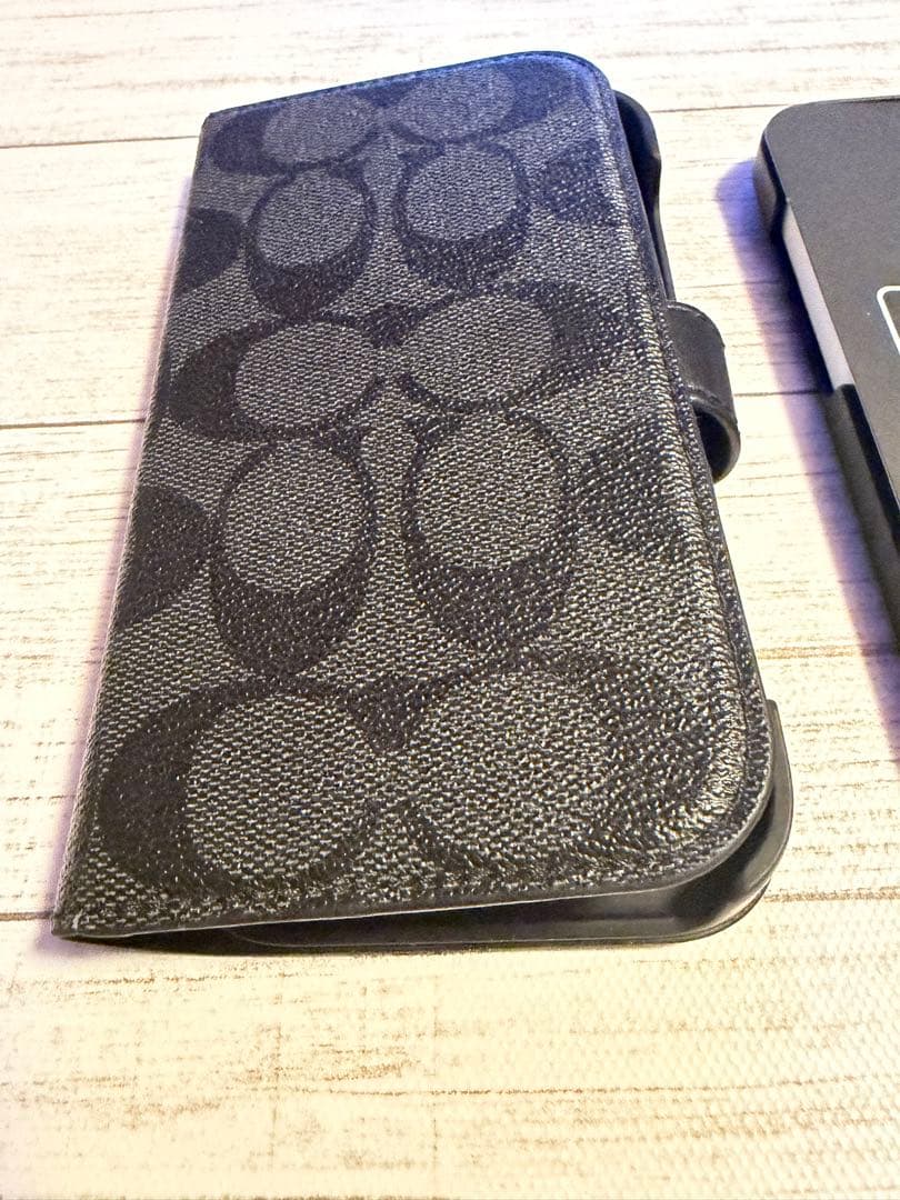 COACH iPhone 15用手帳型ケース
