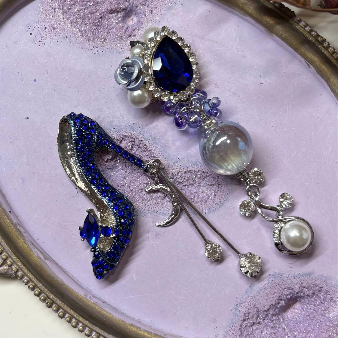 198 ブローチシリーズビジューブルーヒール　ピアスorイヤリング