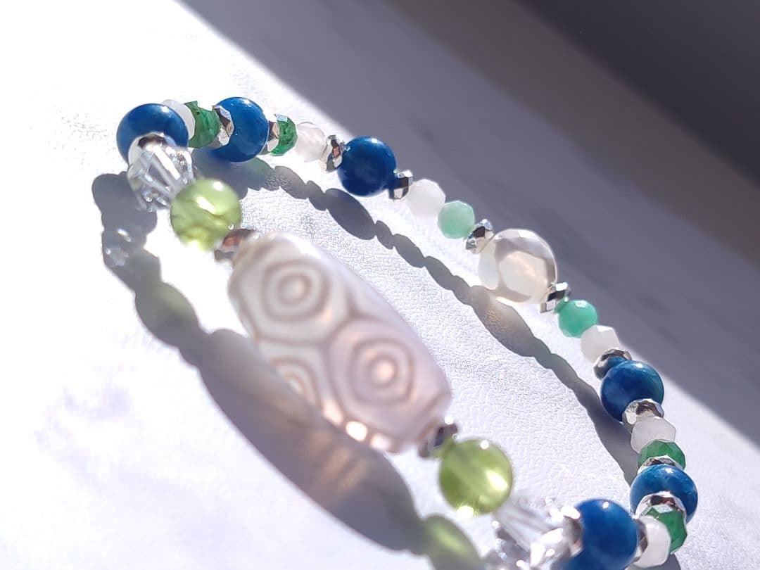 ◇龍眼天珠と亀甲天珠・エメラルド・ペリドット・アフガナイトのパワーストーンブレス