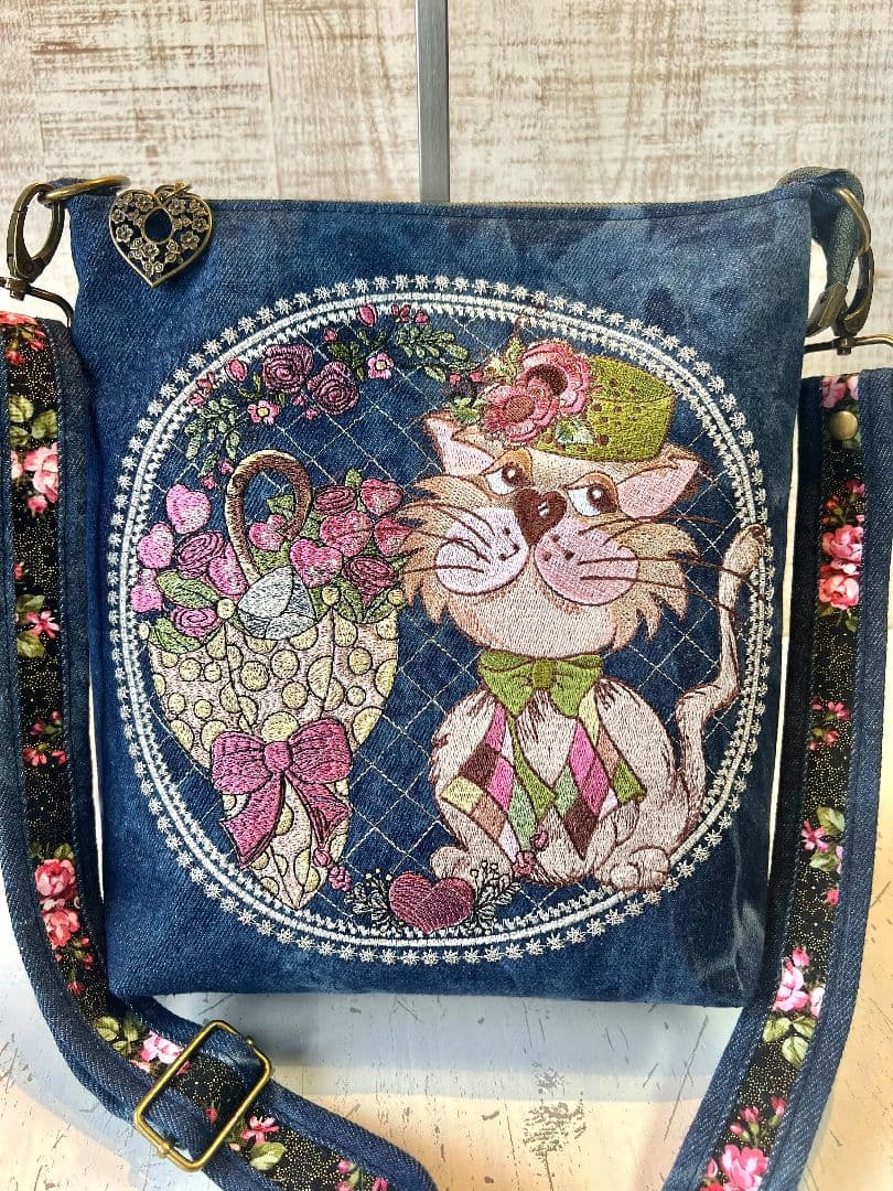 ロラライハリス♡ダークブルーWデニム♡刺繍のショルダーバッグ♡FancyCats