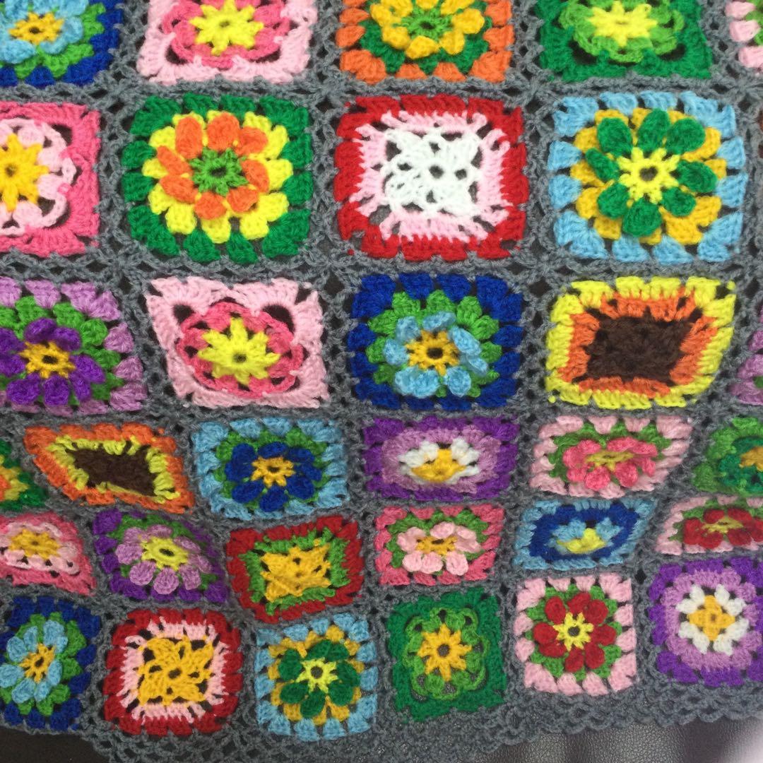 お花モチーフのマルチカバー③グレー　手編み　モチーフ編み