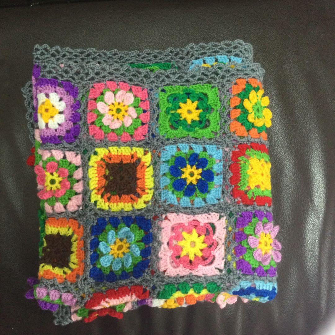 お花モチーフのマルチカバー③グレー　手編み　モチーフ編み