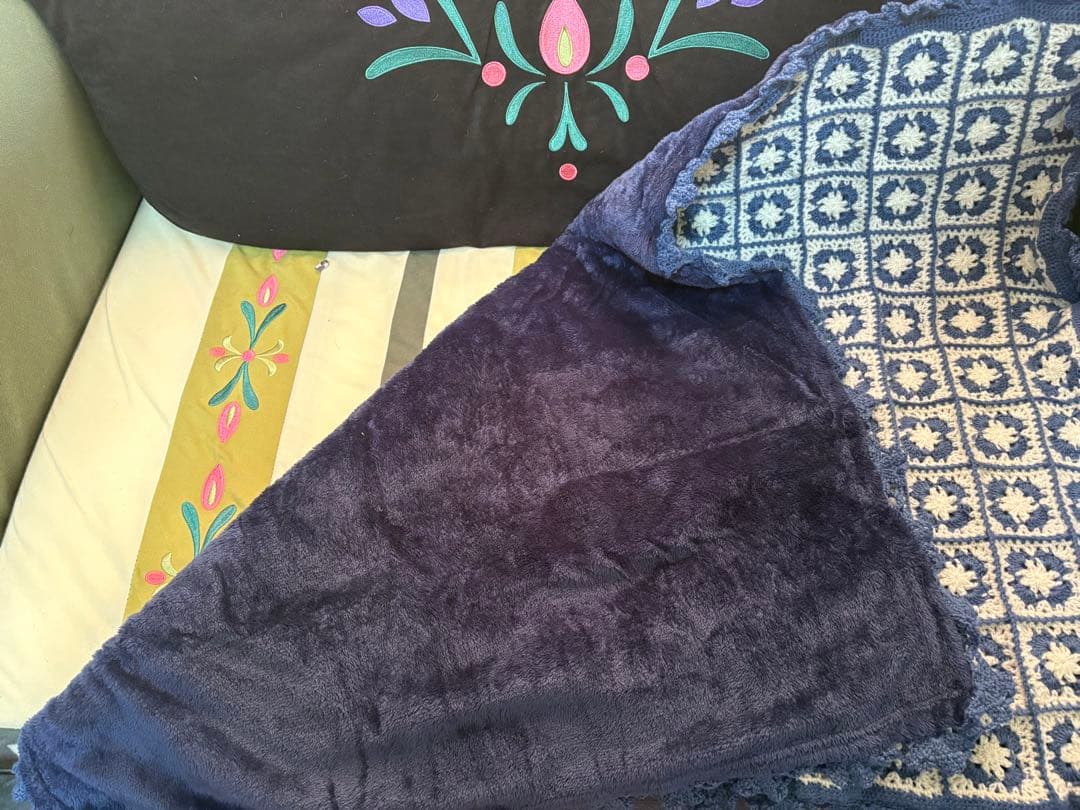 ネイビーとクリーム色の膝掛け