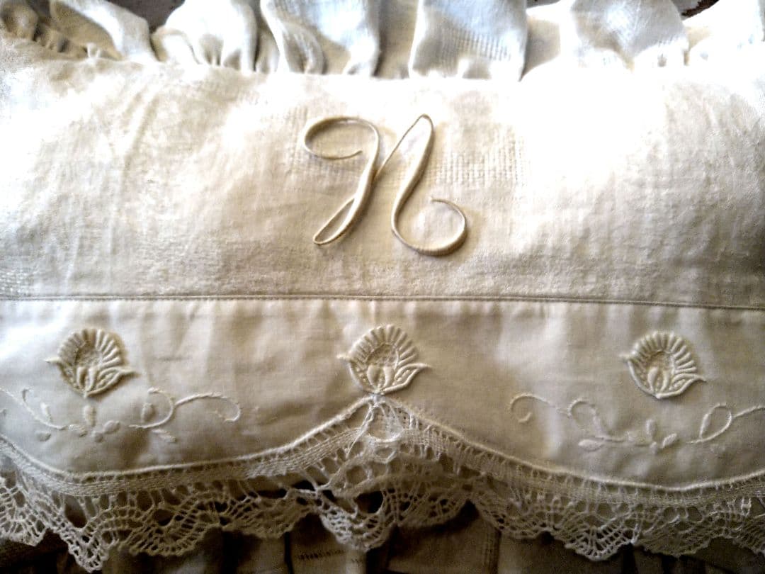 ※〜7/5限定価格※ヨーロッパアンティーク　レース　刺繍　ロゴ　クッション