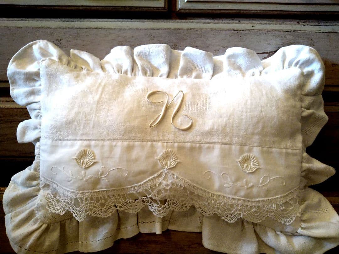 ※〜7/5限定価格※ヨーロッパアンティーク　レース　刺繍　ロゴ　クッション