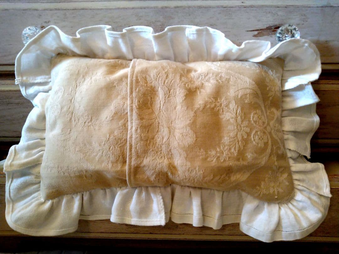 ※〜7/5限定価格※ヨーロッパアンティーク　レース　刺繍　ロゴ　クッション
