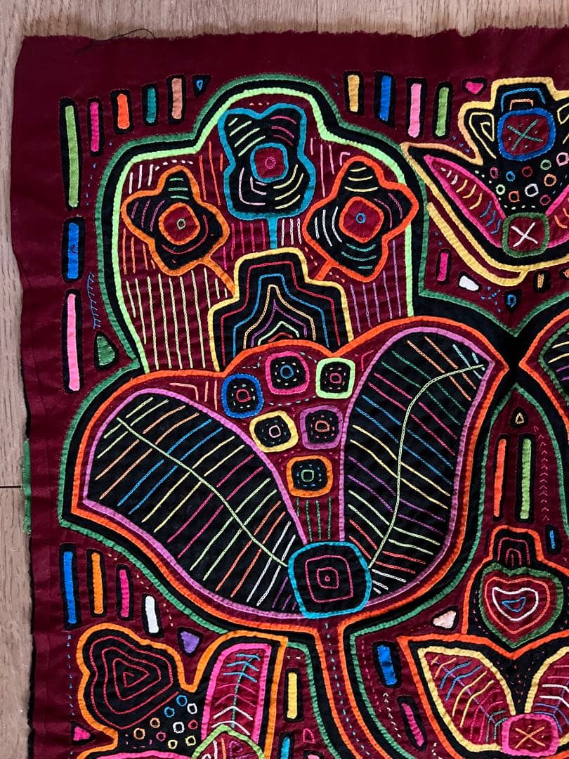 パナマ・クナ族のモラ刺繍、熱帯の花と葉をモチーフ　サイズ約39cm x 32cm