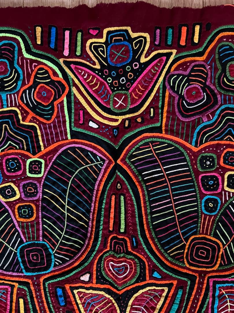 パナマ・クナ族のモラ刺繍、熱帯の花と葉をモチーフ　サイズ約39cm x 32cm