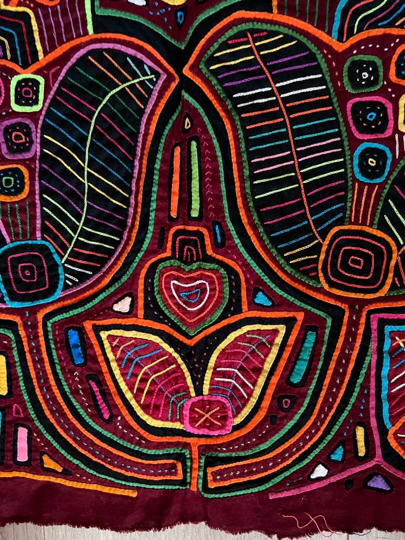 パナマ・クナ族のモラ刺繍、熱帯の花と葉をモチーフ　サイズ約39cm x 32cm