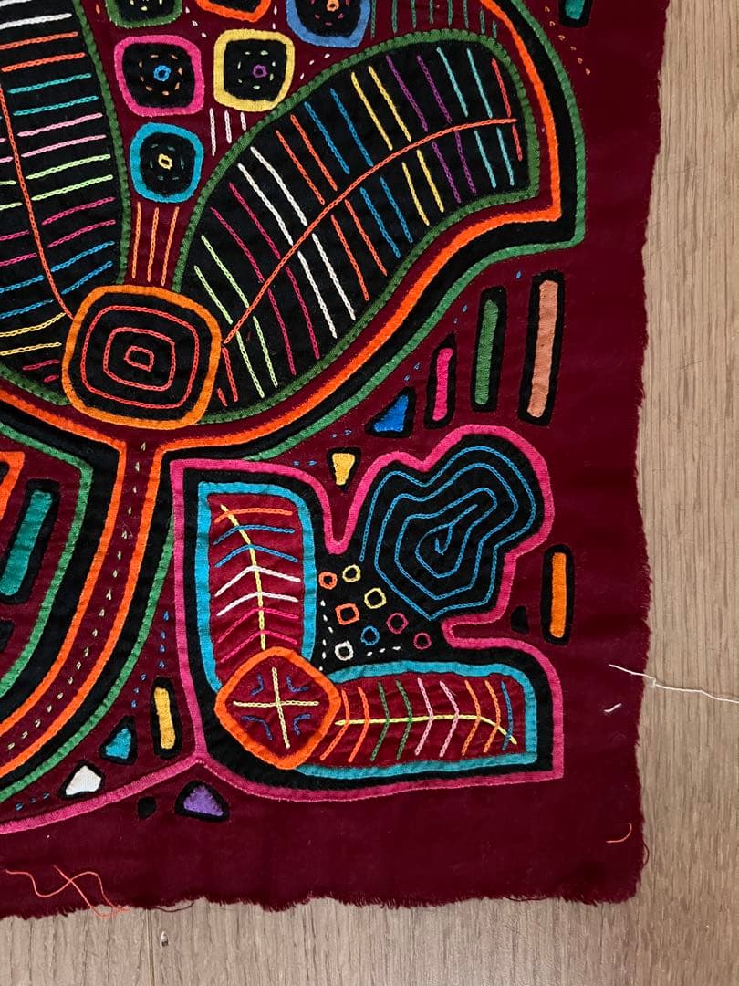 パナマ・クナ族のモラ刺繍、熱帯の花と葉をモチーフ　サイズ約39cm x 32cm