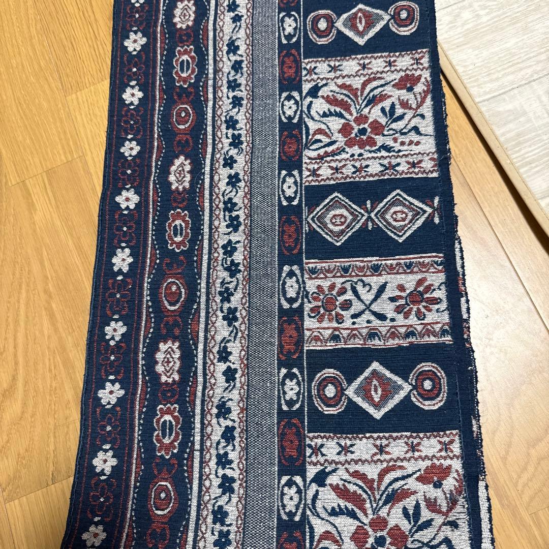 ネイビーブルーの花柄テーブルランナー