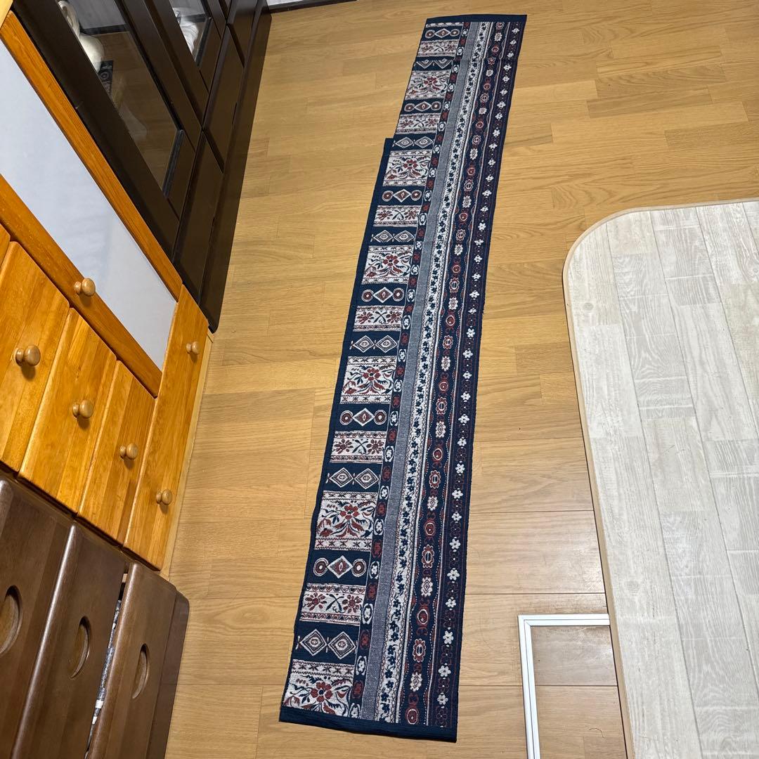 ネイビーブルーの花柄テーブルランナー