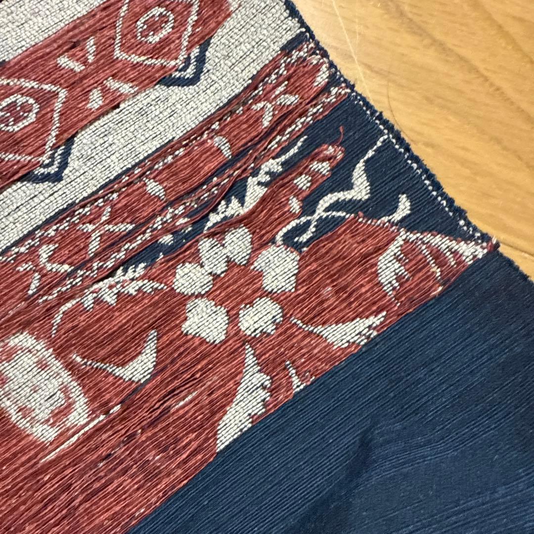 ネイビーブルーの花柄テーブルランナー