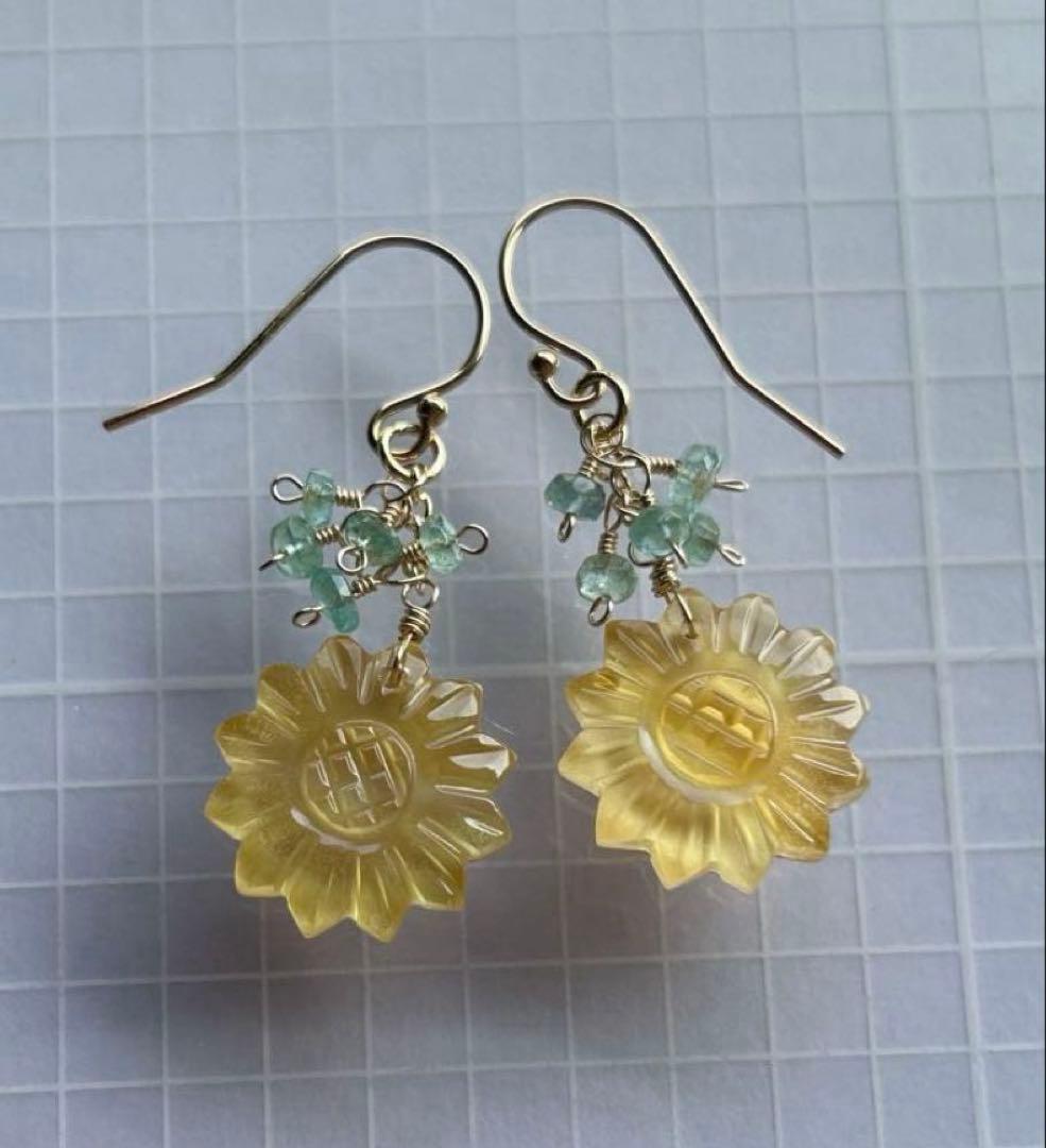 レモンクォーツ×イエローシェル　ひまわりカービング＆エメラルドのピアス14kgf