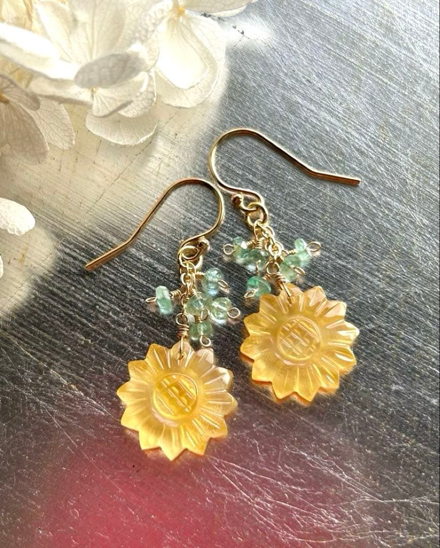 レモンクォーツ×イエローシェル　ひまわりカービング＆エメラルドのピアス14kgf