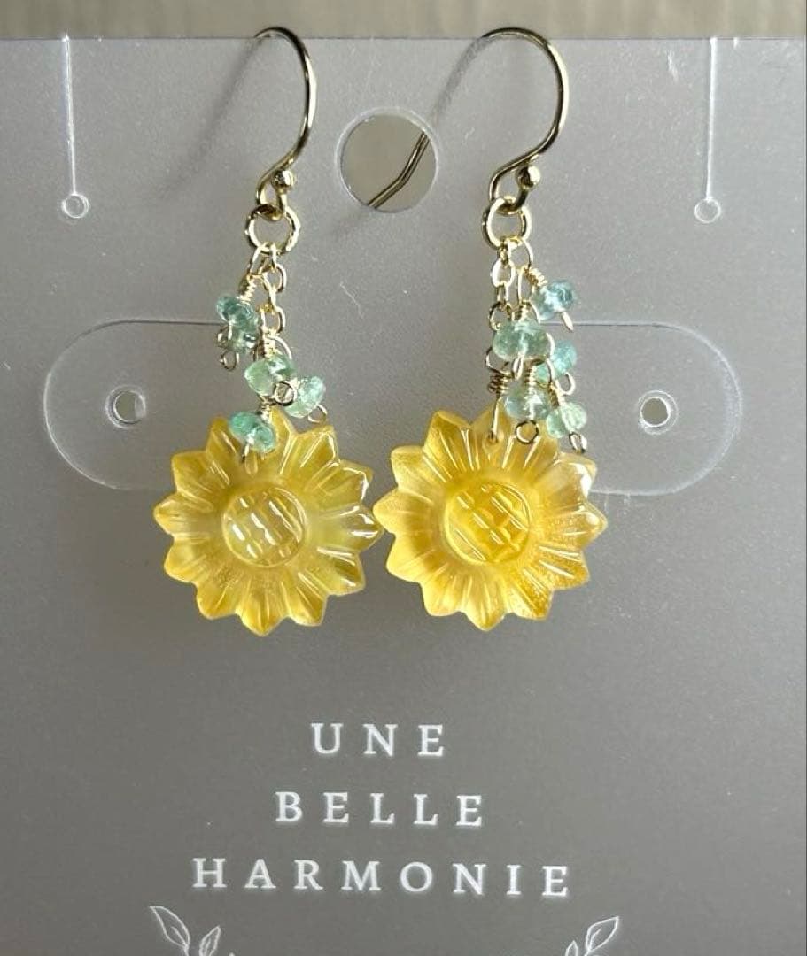 レモンクォーツ×イエローシェル　ひまわりカービング＆エメラルドのピアス14kgf