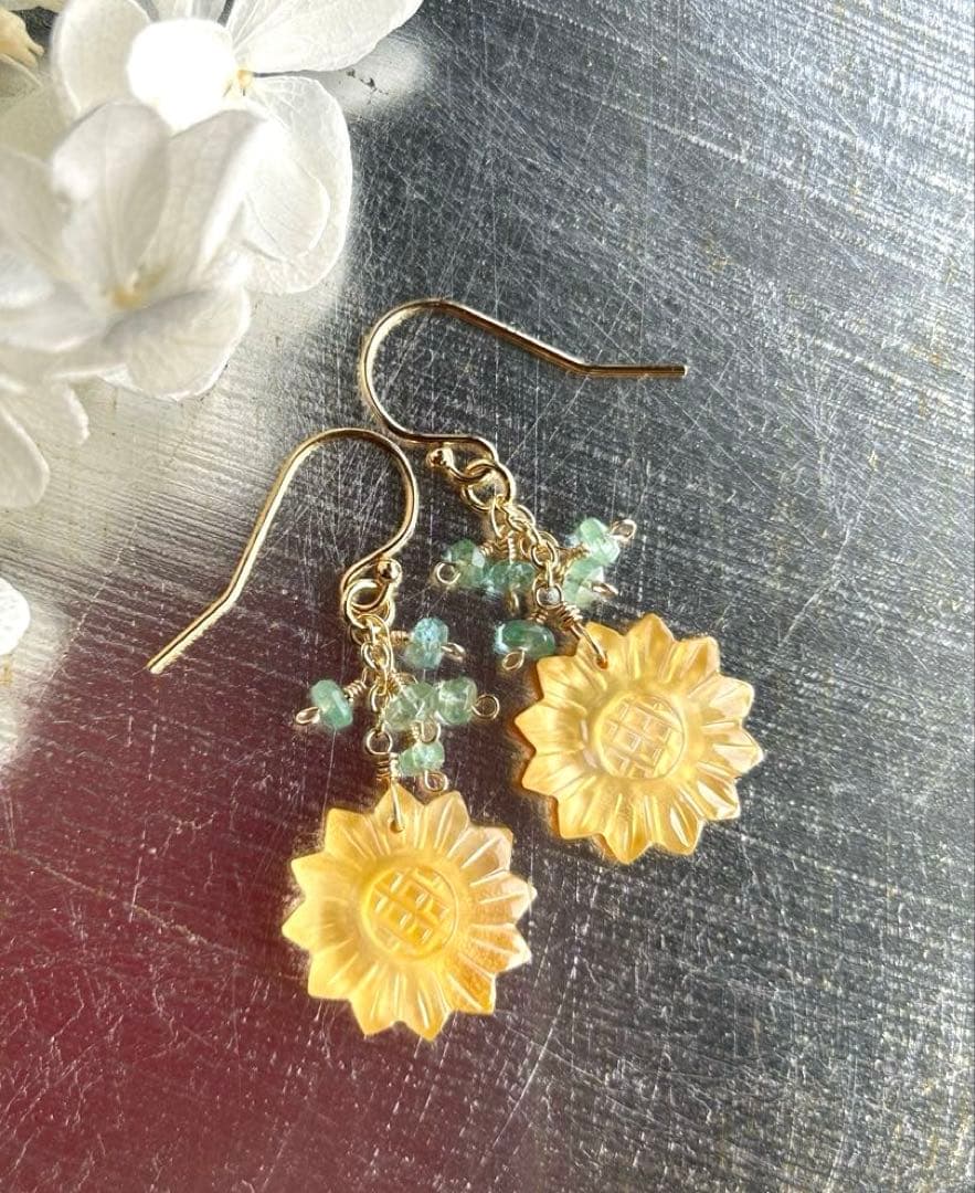 レモンクォーツ×イエローシェル　ひまわりカービング＆エメラルドのピアス14kgf