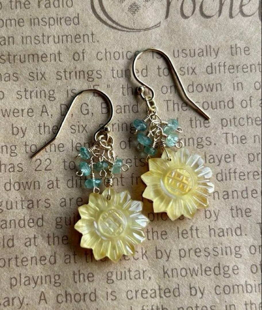 レモンクォーツ×イエローシェル　ひまわりカービング＆エメラルドのピアス14kgf