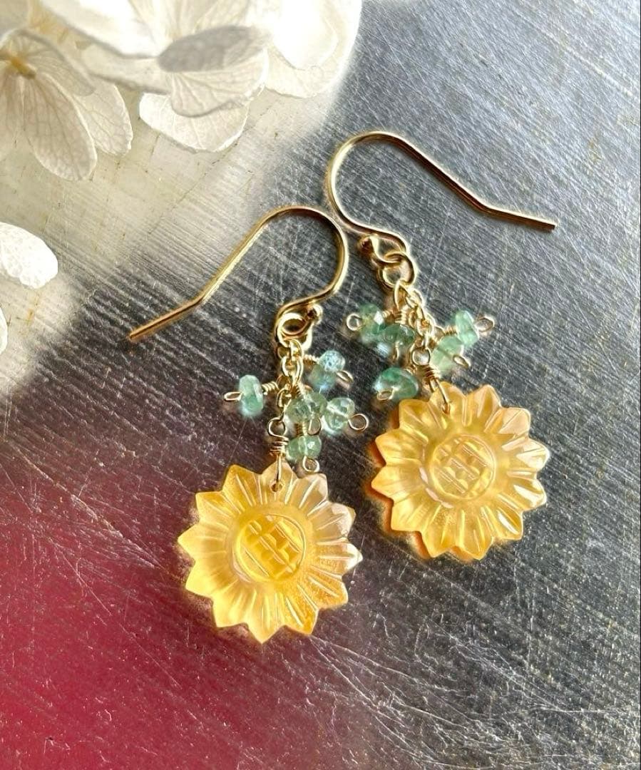 レモンクォーツ×イエローシェル　ひまわりカービング＆エメラルドのピアス14kgf