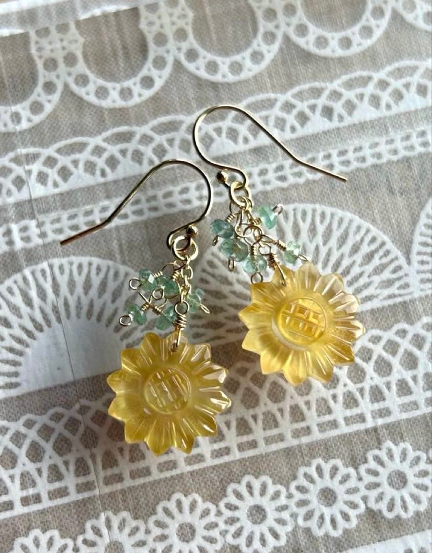レモンクォーツ×イエローシェル　ひまわりカービング＆エメラルドのピアス14kgf