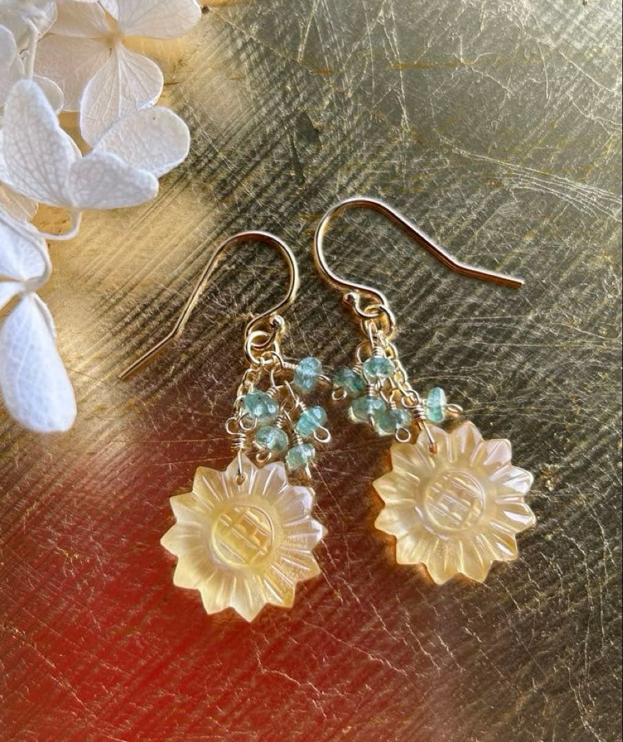 レモンクォーツ×イエローシェル　ひまわりカービング＆エメラルドのピアス14kgf