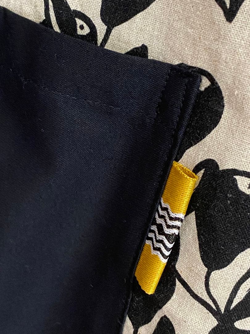 【 モダンなエプロン 】handmade●M〜L●黒い花