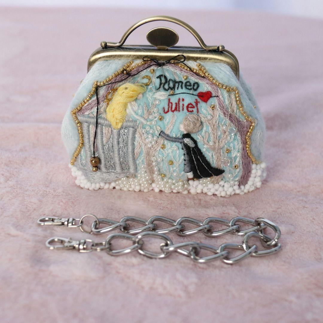 手刺繍のポーチ ロミオとジュリエット