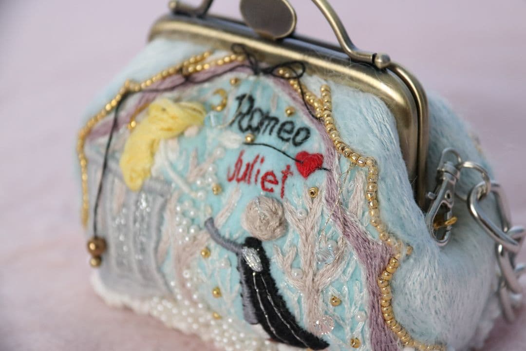 手刺繍のポーチ ロミオとジュリエット