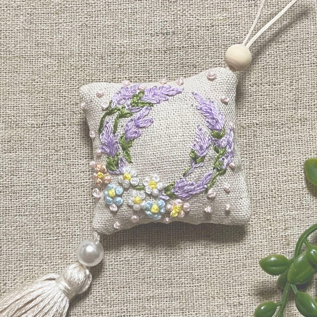 No.2305-3 タッセルスクエアサシェ 香り袋 ラベンダーリース 淡い小花
