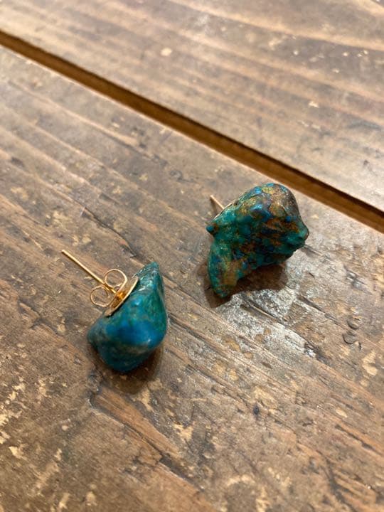 原石ピアス　クォンタムクワトロシリカ
