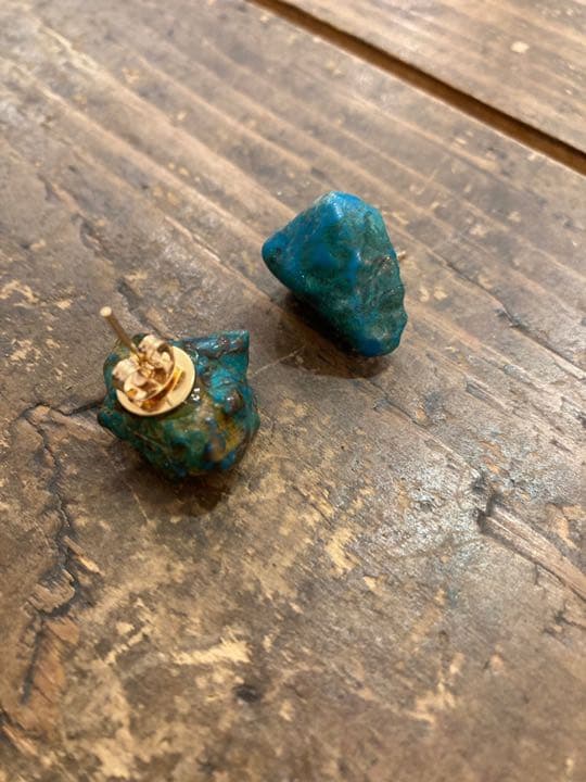 原石ピアス　クォンタムクワトロシリカ