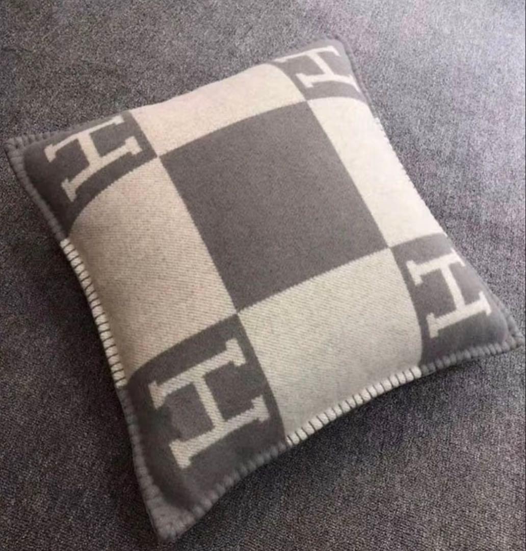 「新品」Hロゴ入り クッションカバー 45×45