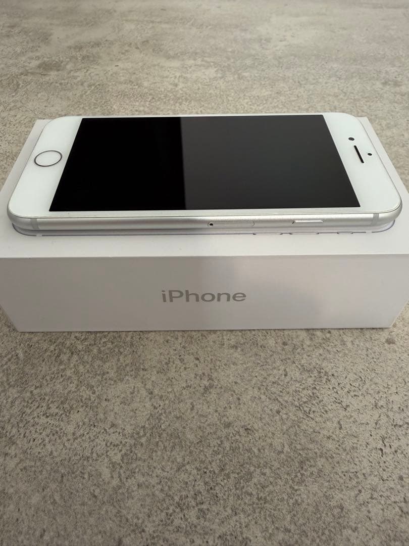 Apple iPhone 8 シルバー 本体 64GB
