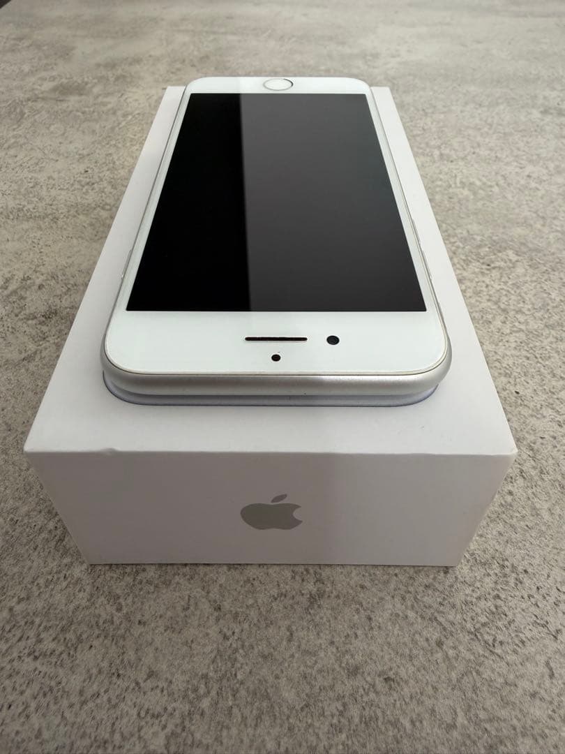 Apple iPhone 8 シルバー 本体 64GB