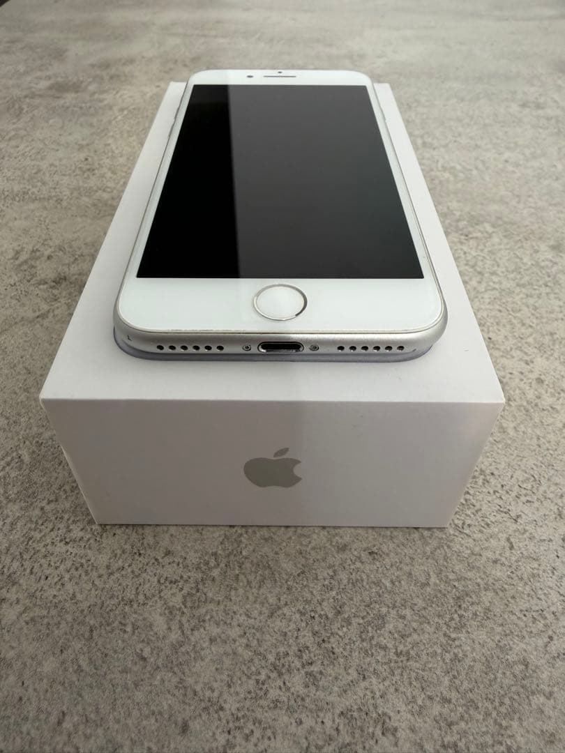 Apple iPhone 8 シルバー 本体 64GB