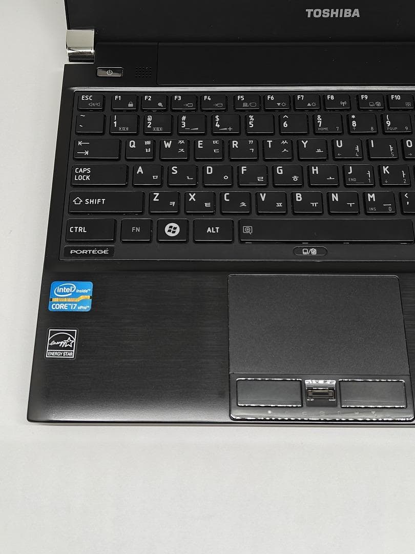 【東芝】爆速 Corei7/新品SSD128GB ノートパソコン 13.3 E1
